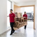 فريق يزيل أثاثاً قديماً من منزل في الإمارات للتخلص المسؤول